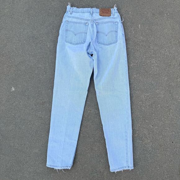 90s Levi’s 550 Relaxed Fit Tapered Leg Ladies 10 REG Light Blue Jeans worn in - Picture 3 of 10